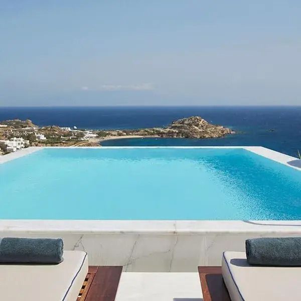 Infinity Pool mit Blick auf das Meer im Myconian Ambassador Hotel