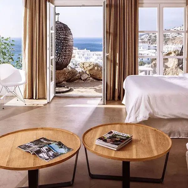 Suite mit großen Fenstern und Weihnachtsbaum, bietet Ausblick auf das Meer.