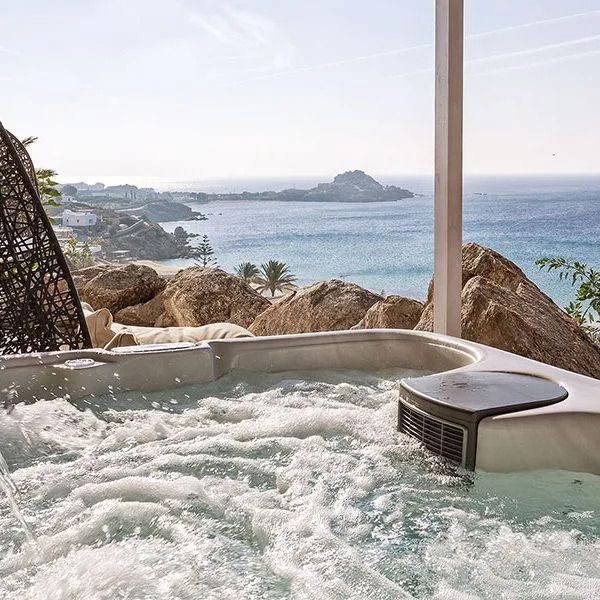 Privater Whirlpool auf Terrasse mit atemberaubendem Meerblick.