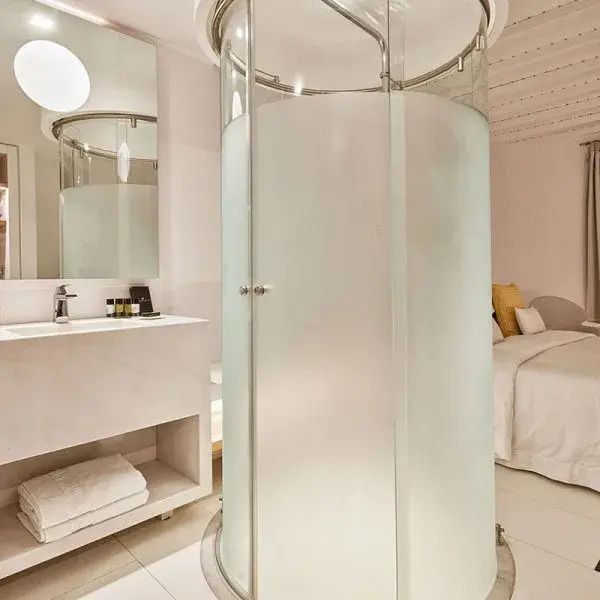 Zimmeransicht mit stilvoller Dusche und eleganter Inneneinrichtung