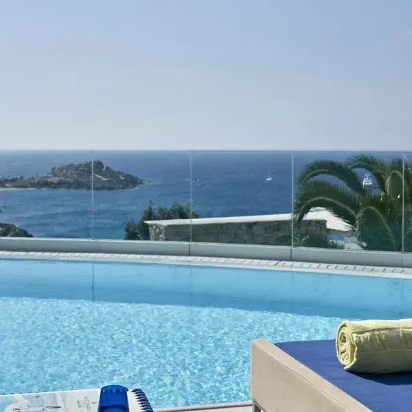Infinity Pool mit Blick auf das Meer im Myconian Ambassador Hotel