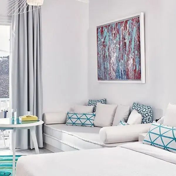 Loungebereich im Zimmer mit moderner Kunst und Blick auf das Meer