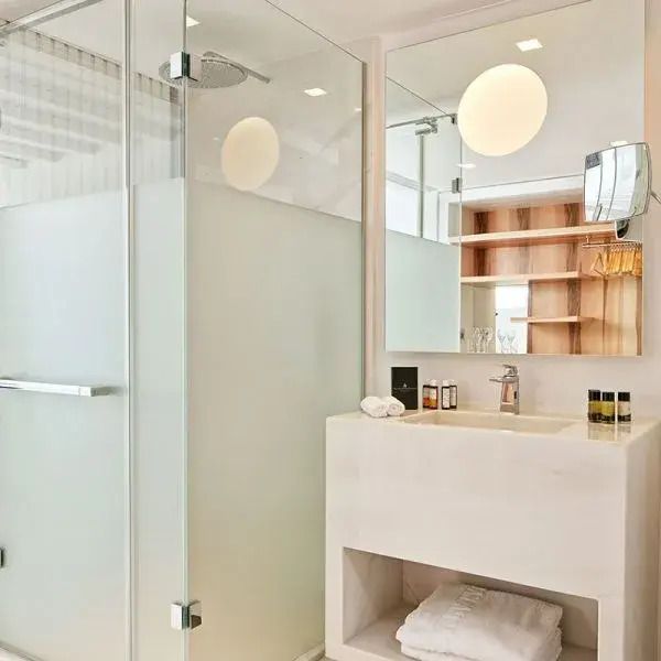 Zeitgenössisches Badezimmer mit großer Dusche und weißen Fliesen.