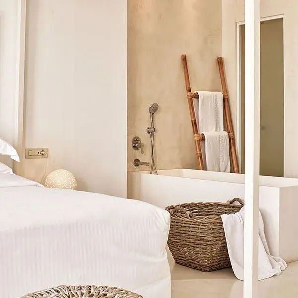 Großzügiges Badezimmer mit Badewanne und luxuriösen Annehmlichkeiten in der Suite