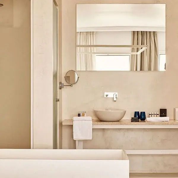 Modernes Designbad mit stilvoller Ausstattung und großen Spiegeln