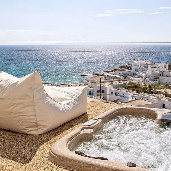 Privater Whirlpool auf der Terrasse mit Panoramablick über das Ägäische Meer