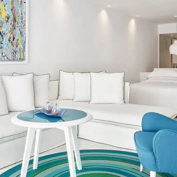 Modernes Zimmerdesign mit gemütlichen Sitzmöbeln und kunstvoller Wanddekoration
