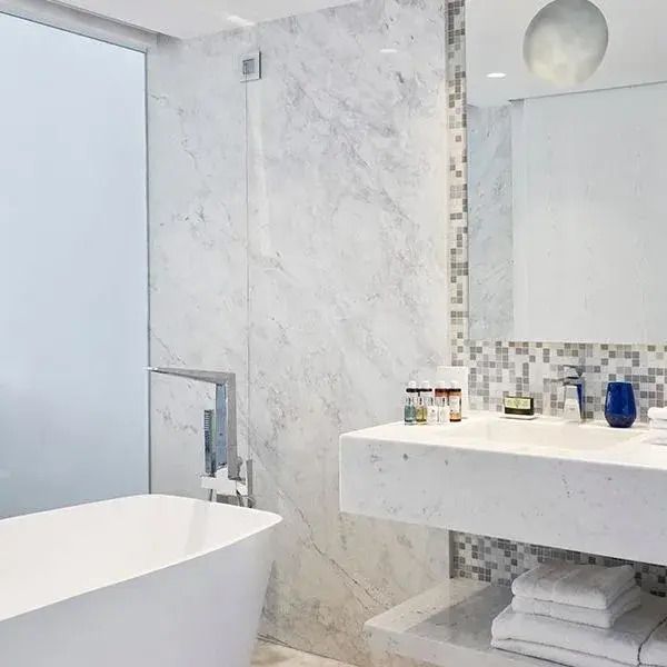 Luxuriöses Badezimmer mit freistehender Wanne und hochwertiger Ausstattung