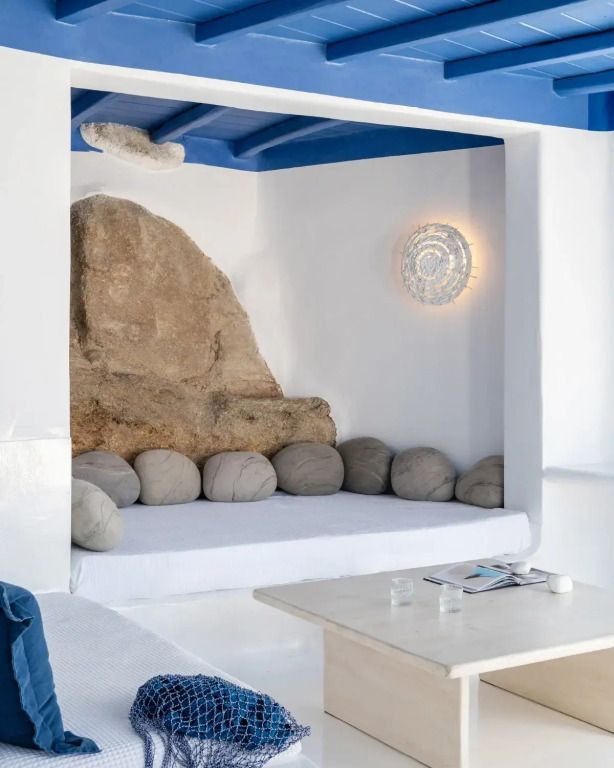 Gemütliche Sitzecke mit Naturstein und Kissen im Mykonos Blu Resort