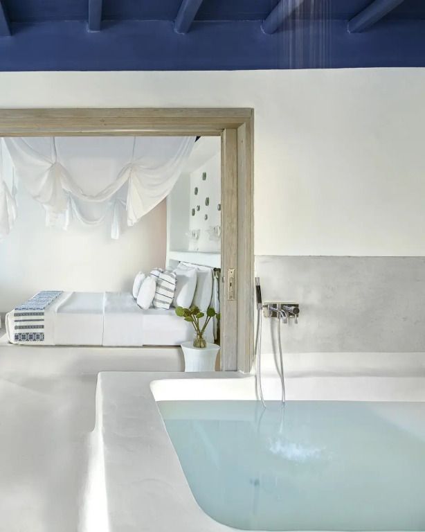 Moderne Badewanne in heller Umgebung mit Blick ins Schlafzimmer