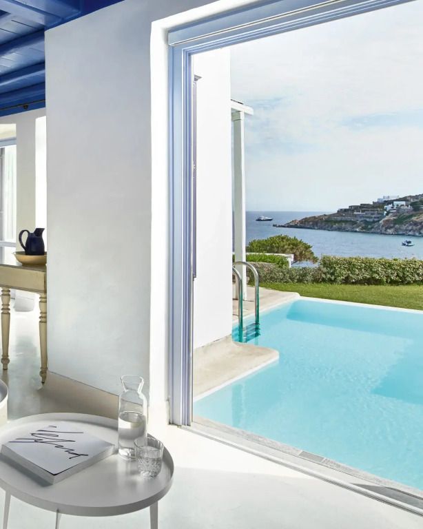 Infinity-Pool mit Blick auf die Küste und das Meer