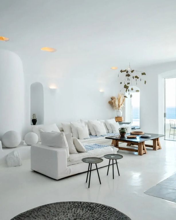 Großzügiges Wohnzimmer mit moderner Einrichtung und Meerblick im Mykonos Blu