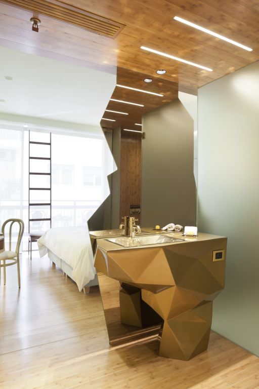 Modernes Superior Doppelzimmer im New Hotel mit elegantem Waschbereich und Stadtblick