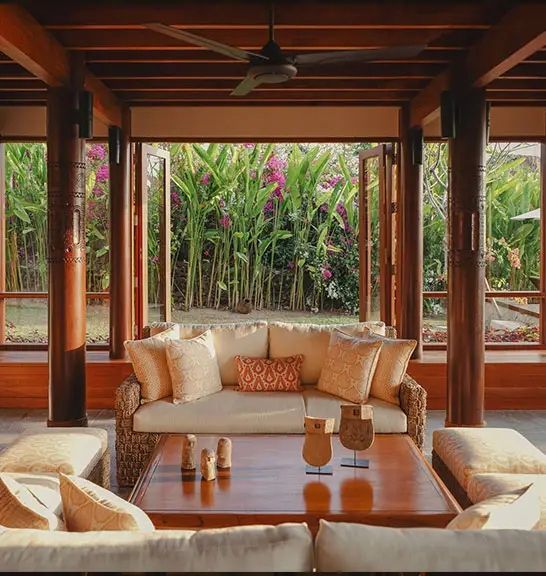 Offenes Wohnzimmer mit komfortablen Sofas und Blick auf den Garten.