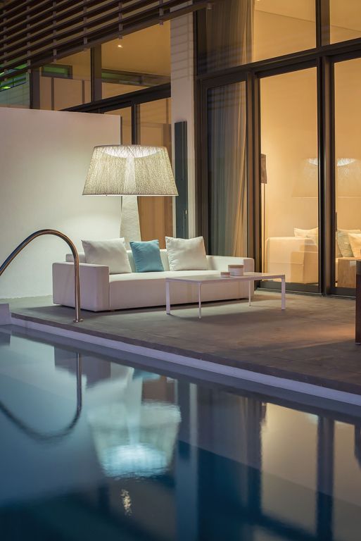 Luxuriöse Terrasse mit Sofa und Pool in der Ultimate Villa des Nikki Beach Resorts