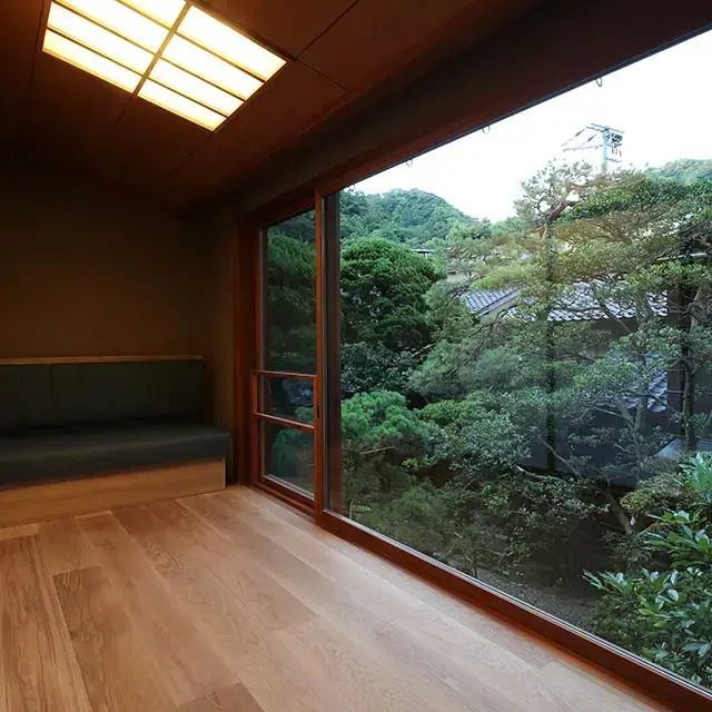 Zimmer mit weitem Blick auf den grünen Garten im Nishimuraya Honkan