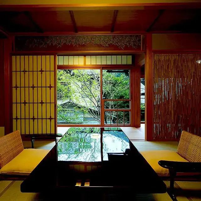 Traditionelles japanisches Wohnzimmer mit Tatami-Matten und Gartenblick.