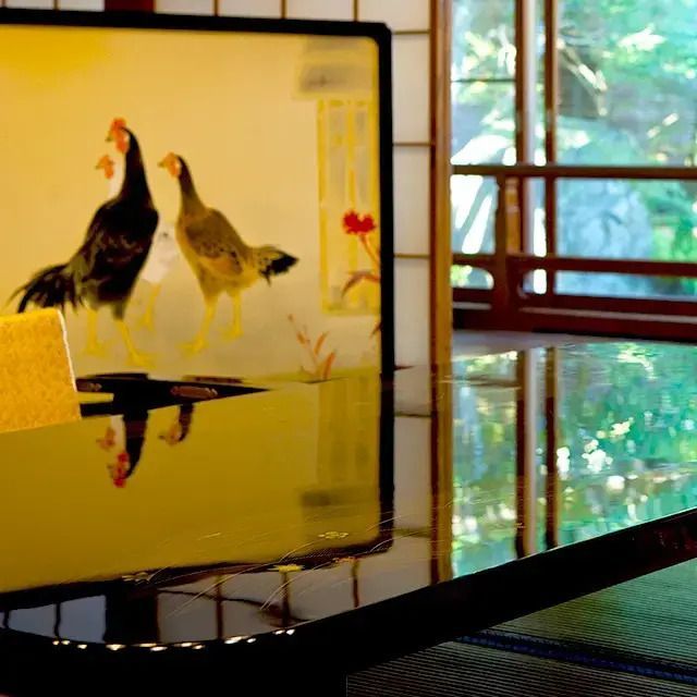 Detailansicht eines Tisches in einem japanischen Zimmer mit Gartenblick