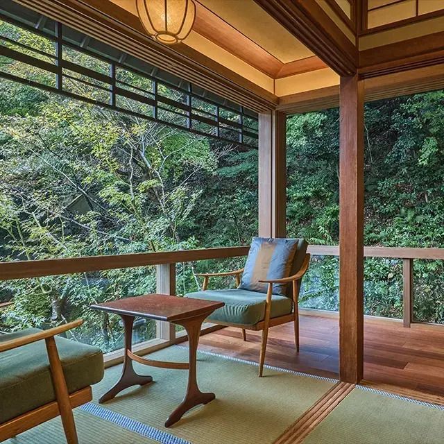 Traditionelles japanisches Zimmer mit Sitzmöbeln und Waldblick