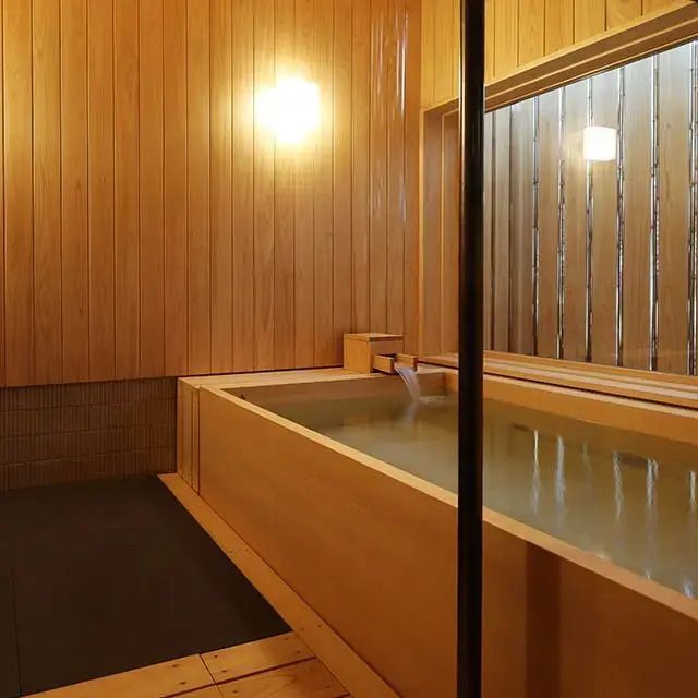 Edles traditionelles Holzbad in der Matsu Suite von Nishimuraya Honkan