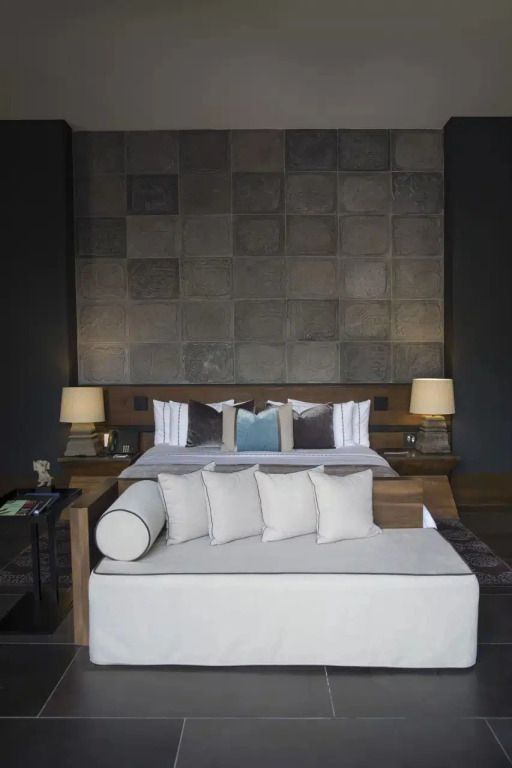 Luxusschlafzimmer mit charmanter Wandverkleidung und eleganter Beleuchtung