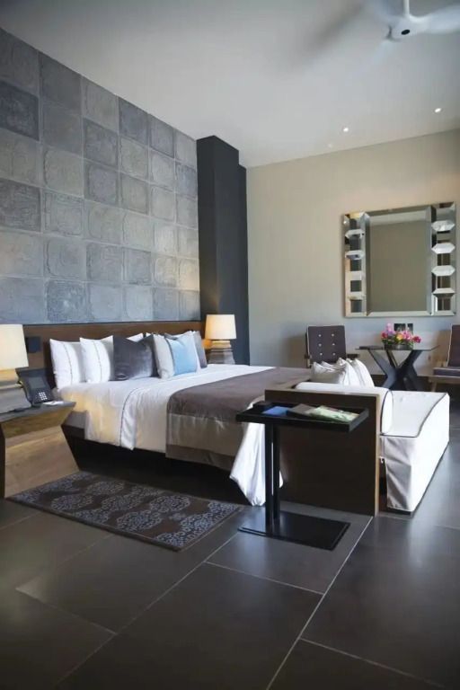 Geräumiges Schlafzimmer mit luxuriösem Bett und stilvollen Möbeln
