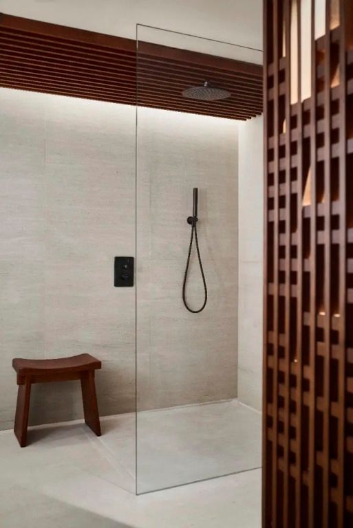 Walk-in-Dusche mit hölzernem Sitz und stilvollem Duschkopf