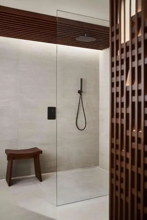 Moderne Duschkabine mit minimalistischer Gestaltung in der Zen Junior-Suite