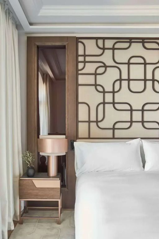 Premium Zimmer mit modernem Design und stilisiertem Kopfteilmuster.