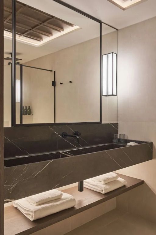Modernes Badezimmer mit luxuriösem Waschbecken aus Naturstein im Nobu Hotel.