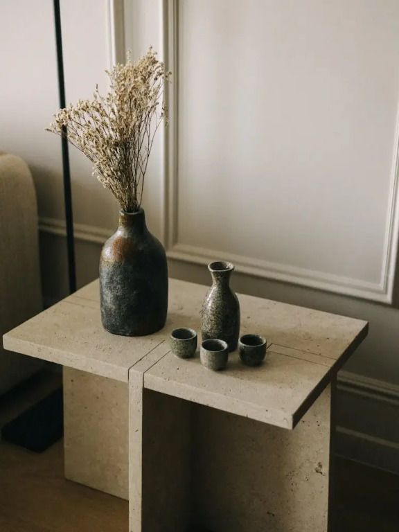 Dekorative Vasen auf einem kleinen Tisch in der Suite
