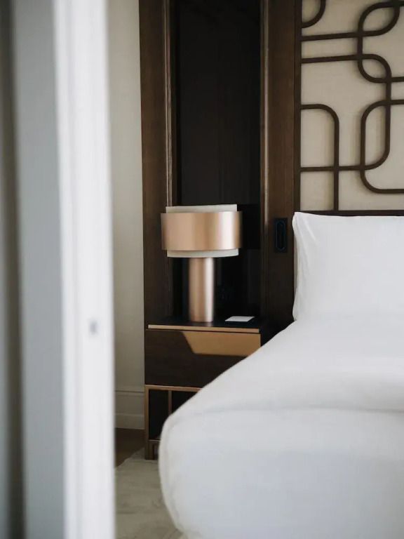 Detailaufnahme eines stilvollen Nachttisches aus Holz mit eleganter Lampe