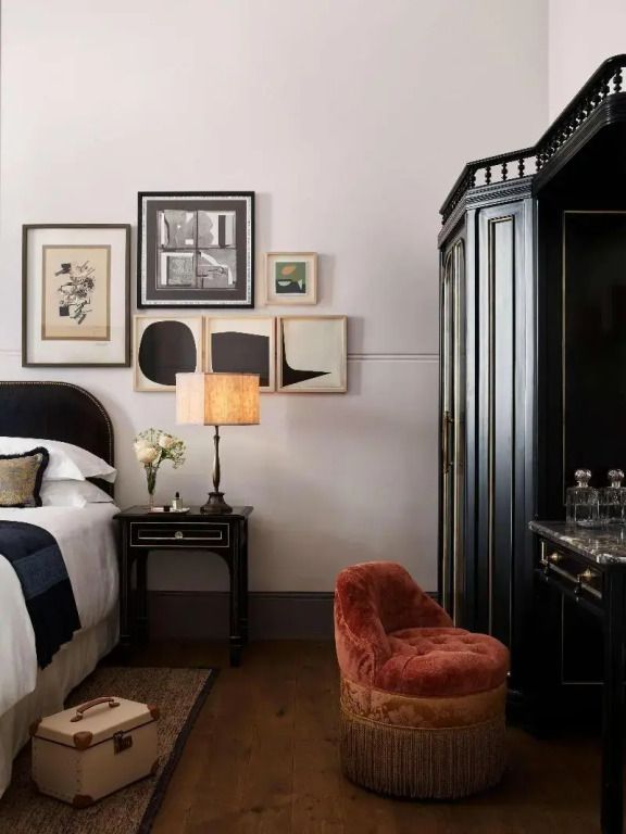 Stilvoll eingerichtetes Doppelzimmer mit Kunst und eleganten Möbeln im NoMad London.
