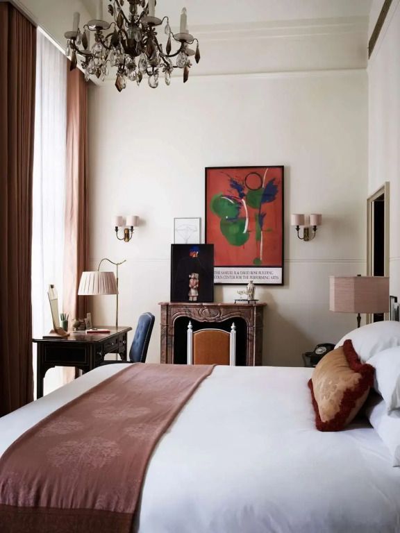Elegantes Schlafzimmer in der Royal Opera Suite mit Kamin und stilvoller Dekoration