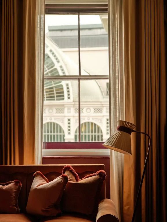 Fensterblick aus der Suite mit stilvoller Beleuchtung und Sicht auf historische Architektur