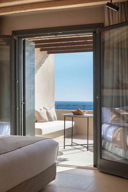 Helles Zimmer mit Blick auf das Meer von einem privaten Balkon