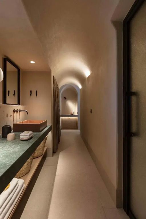 Elegantes Badezimmer mit moderner Ausstattung und gedämpfter Beleuchtung