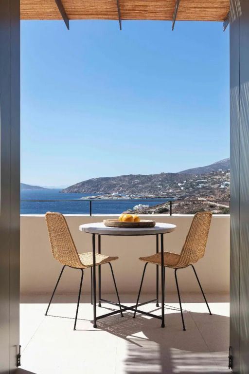 Gemütlicher Balkon mit Sitzgelegenheit und Meerblick