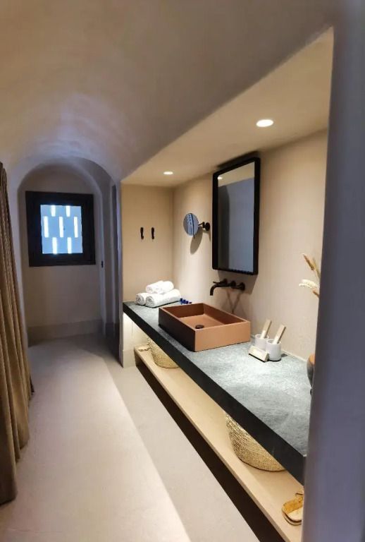Badezimmer mit moderner Waschtischplatte und dezentem Lichtdesign