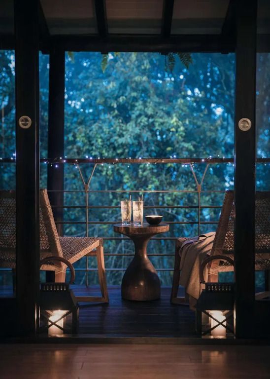 Terrasse mit zwei Stühlen und Tisch vor Waldkulisse
