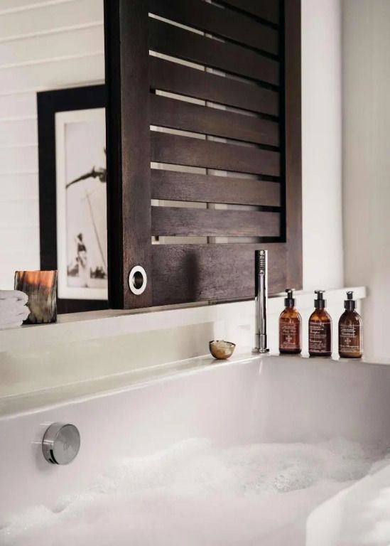 Modernes Badezimmer mit stilvollem Armaturen und Pflegeprodukten