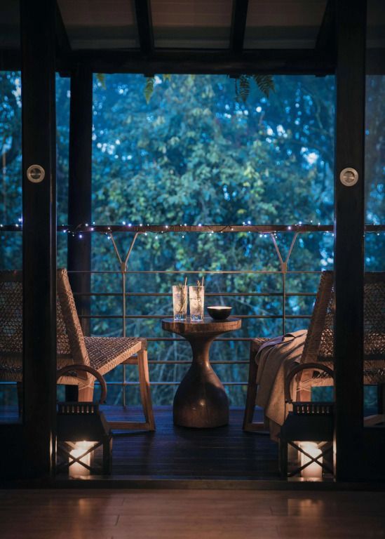 Gemütliche Terrasse mit stimmungsvoller Beleuchtung und Waldsicht
