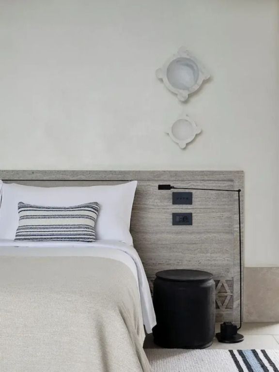 Modernes Premium Doppel Zimmer mit Meerblick Weißes Bett und moderner Nachttisch