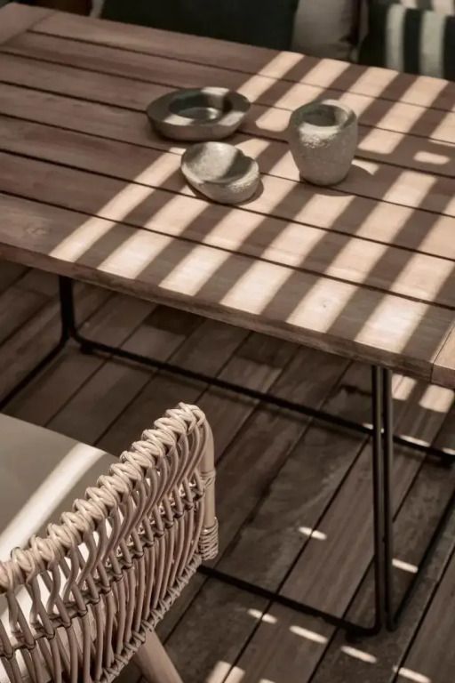 Sonnige Terrasse mit Holzmöbeln im Olea All Suite Hotel