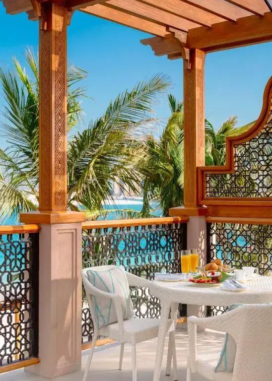 Gemütliche Terrasse mit Meerblick und stilvollem Frühstücksarrangement