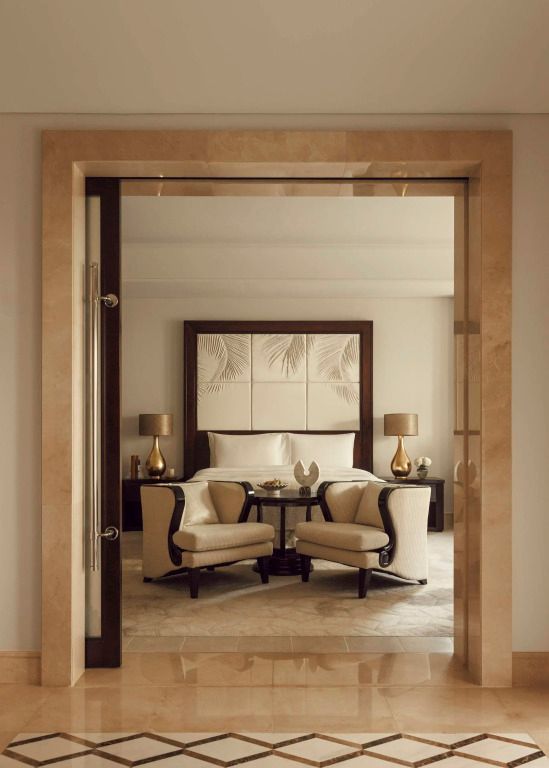 Luxuriöses Schlafzimmer mit eleganter Einrichtung und gemütlichen Sesseln