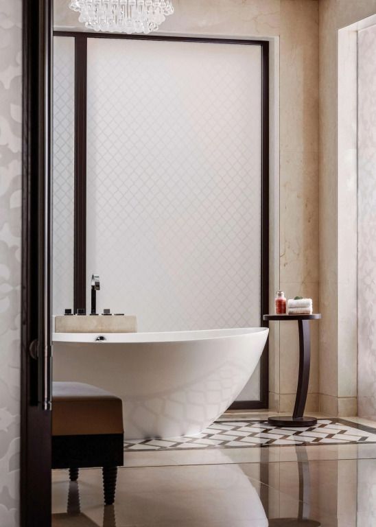 Modernes Badezimmer mit freistehender Badewanne und elegantem Design im Hotel One&Only The Palm.