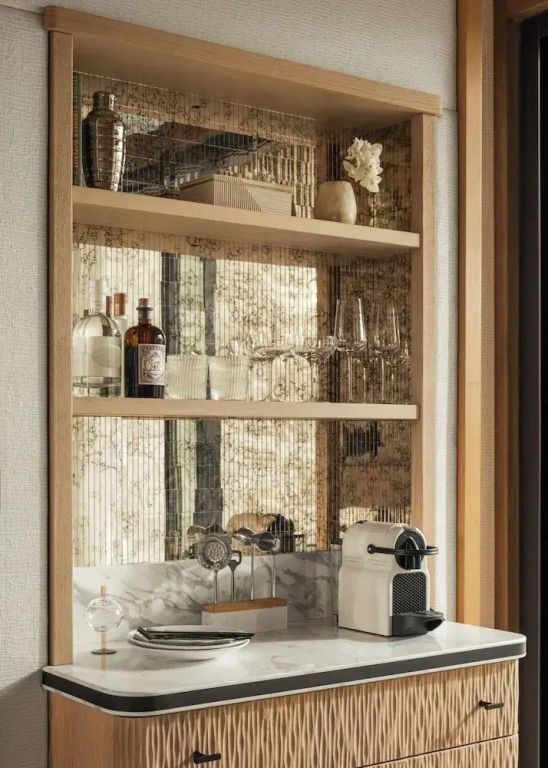 Schicke Minibar mit Spiegelregalen und einer Kaffeemaschine