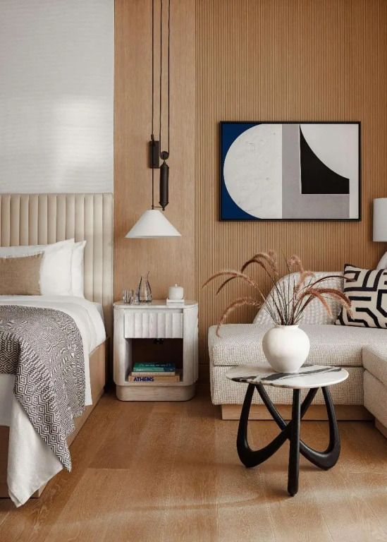 Geräumiges Zimmerdesign mit Kunstwerken und eleganter Einrichtung.