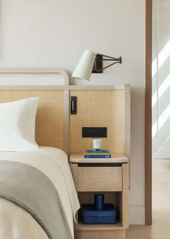 Elegantes Schlafzimmer mit modernem Nachttisch und Leselampe in der Ilios Villa